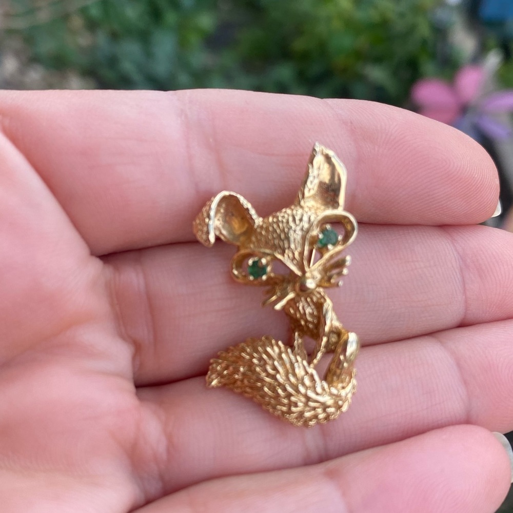 VICTORIAN 14K YELLOW GOLD AND EMERALD FOX PIN